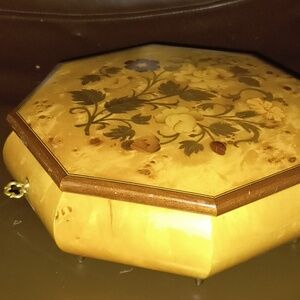 Vintage Swiss music box/Inlay Flowers/ Sorrento Italy